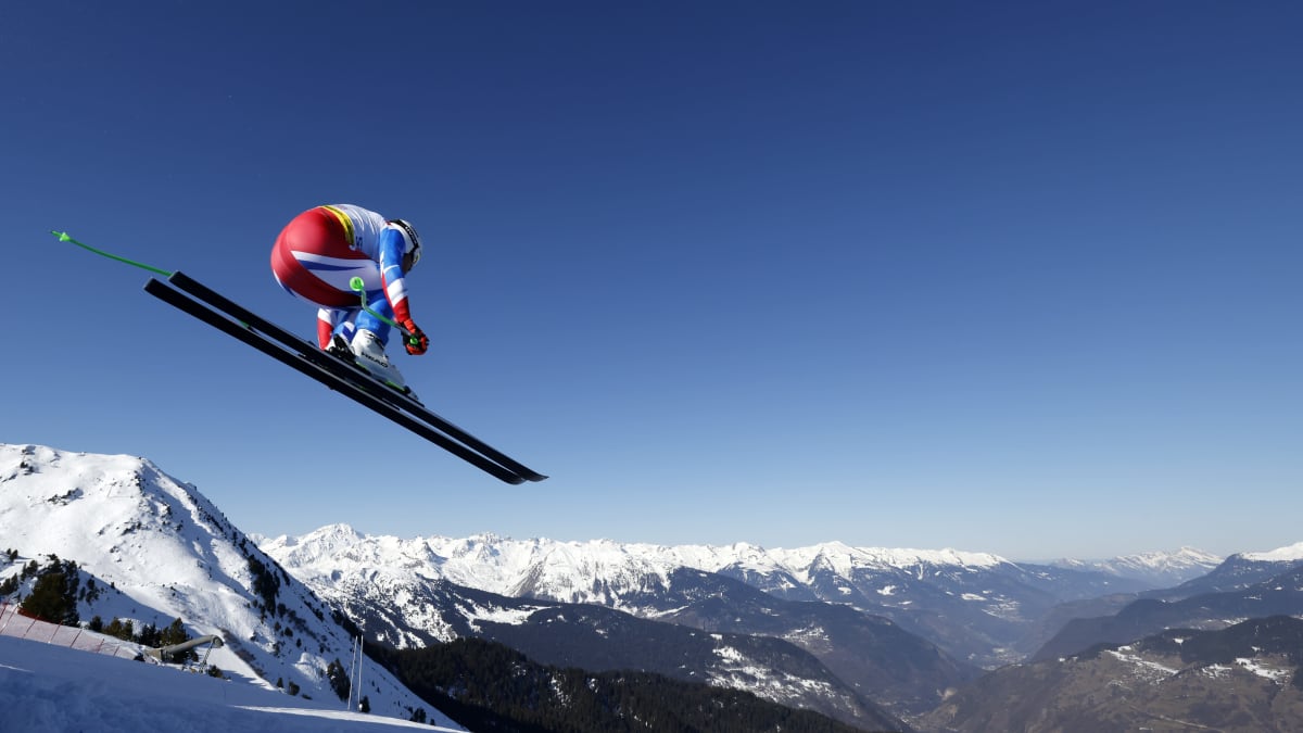 Ranskan Johan Clarey vauhdissa syöksylaskutreeneissä alppihiihdon MM-kisoissa 2023.