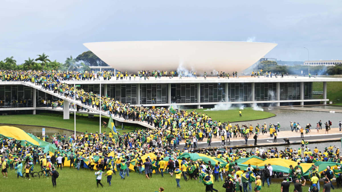 Brasilian entisen presidentin Jair Bolsonaron kannattajat tunkeutuivat Brasilian pääkaupungissa hallintorakennuksen alueelle.