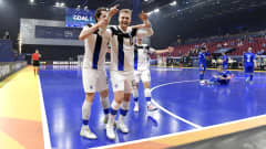 Jani Korpela ja Juhana Jyrkiäinen tuulettavat maalia futsalin EM-kisoissa Groningenissa Kazakstania vastaan.