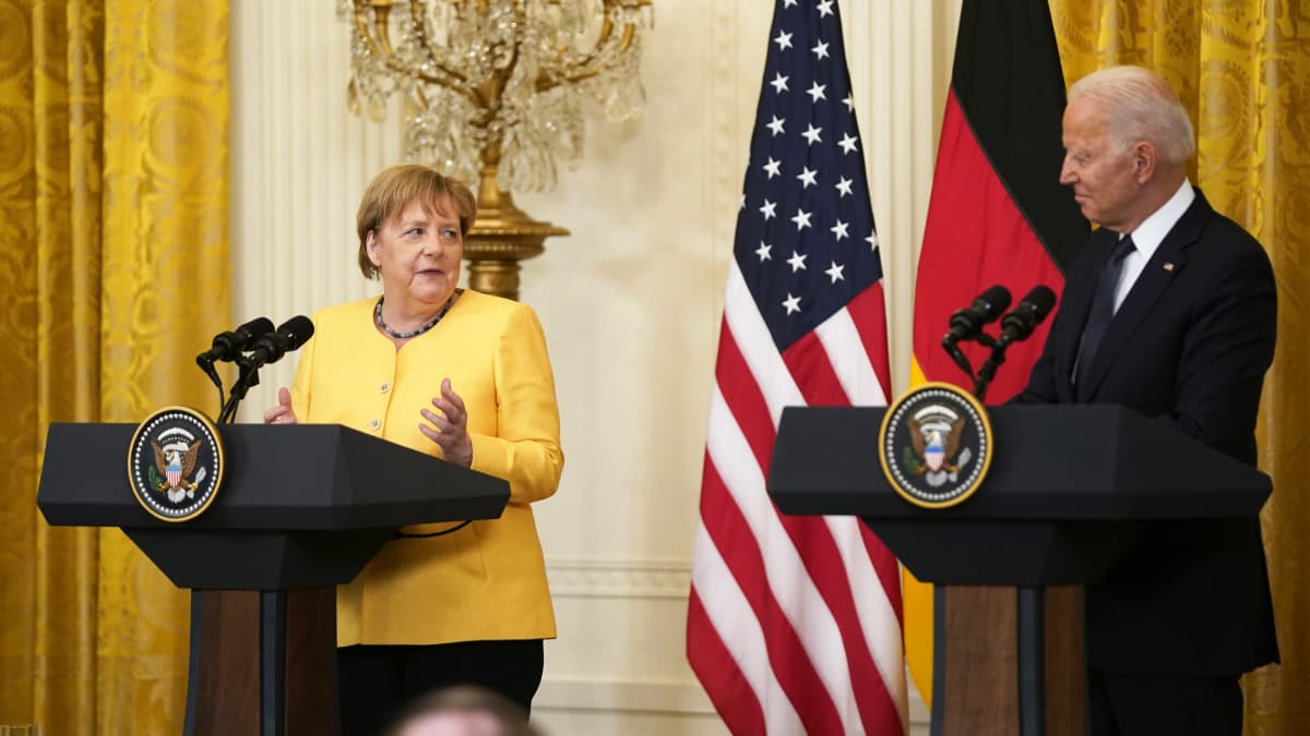 Angela Merkel ja Joe Biden tiedotustilaisuudessa.