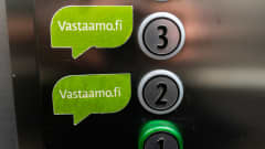 Psykoterapiakeskus Vastaamon logo hississä.