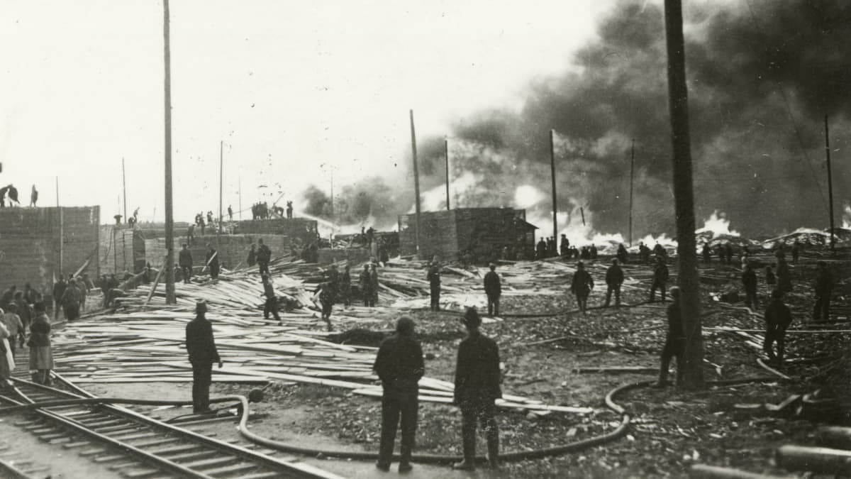 Ihmisiä katselemassa Veitsiluodon sahan lautatarhan paloa 1932.