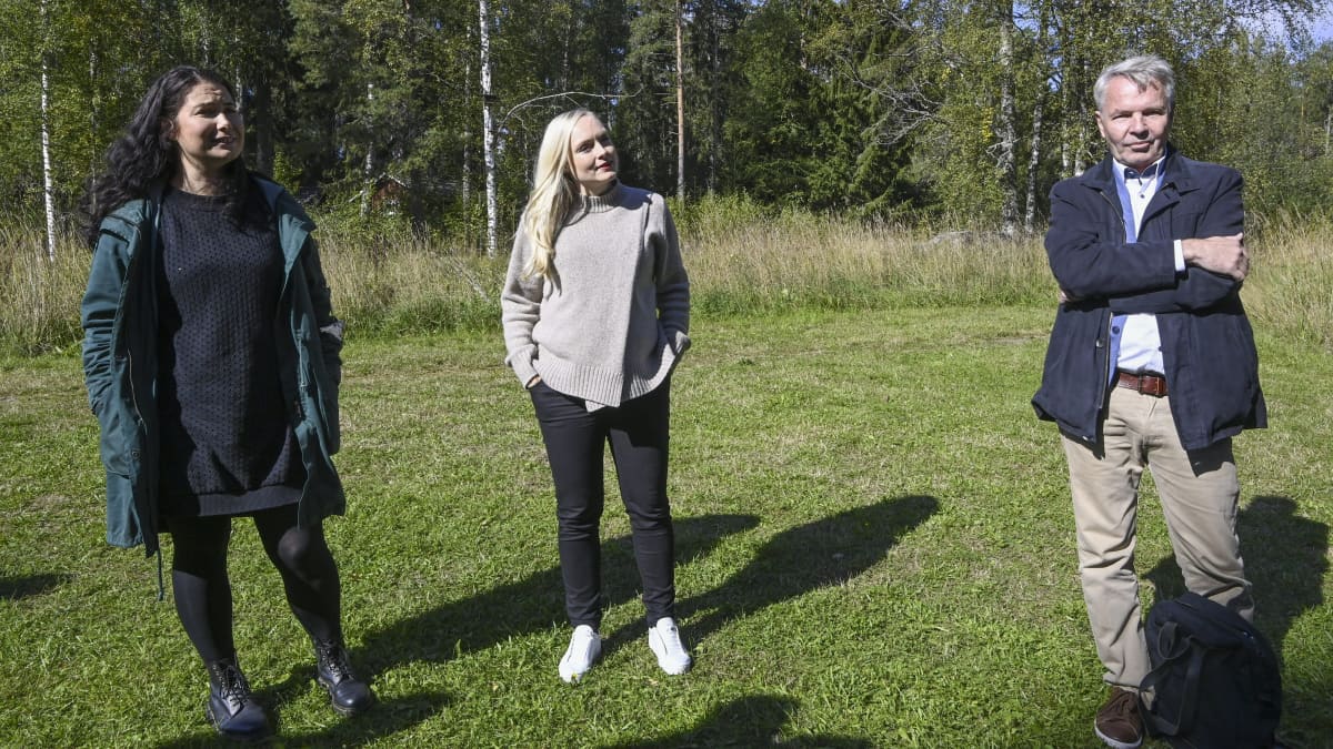 Eduskuntaryhmän puheenjohtaja Emma Kari, puheenjohtaja Maria Ohisalo ja ulkoministeri Pekka Haavisto vihreän eduskuntaryhmän kesäkokouksen tiedotustilaisuudessa Evon retkeilyalueella Hämeenlinnassa 1. syyskuuta 2021.