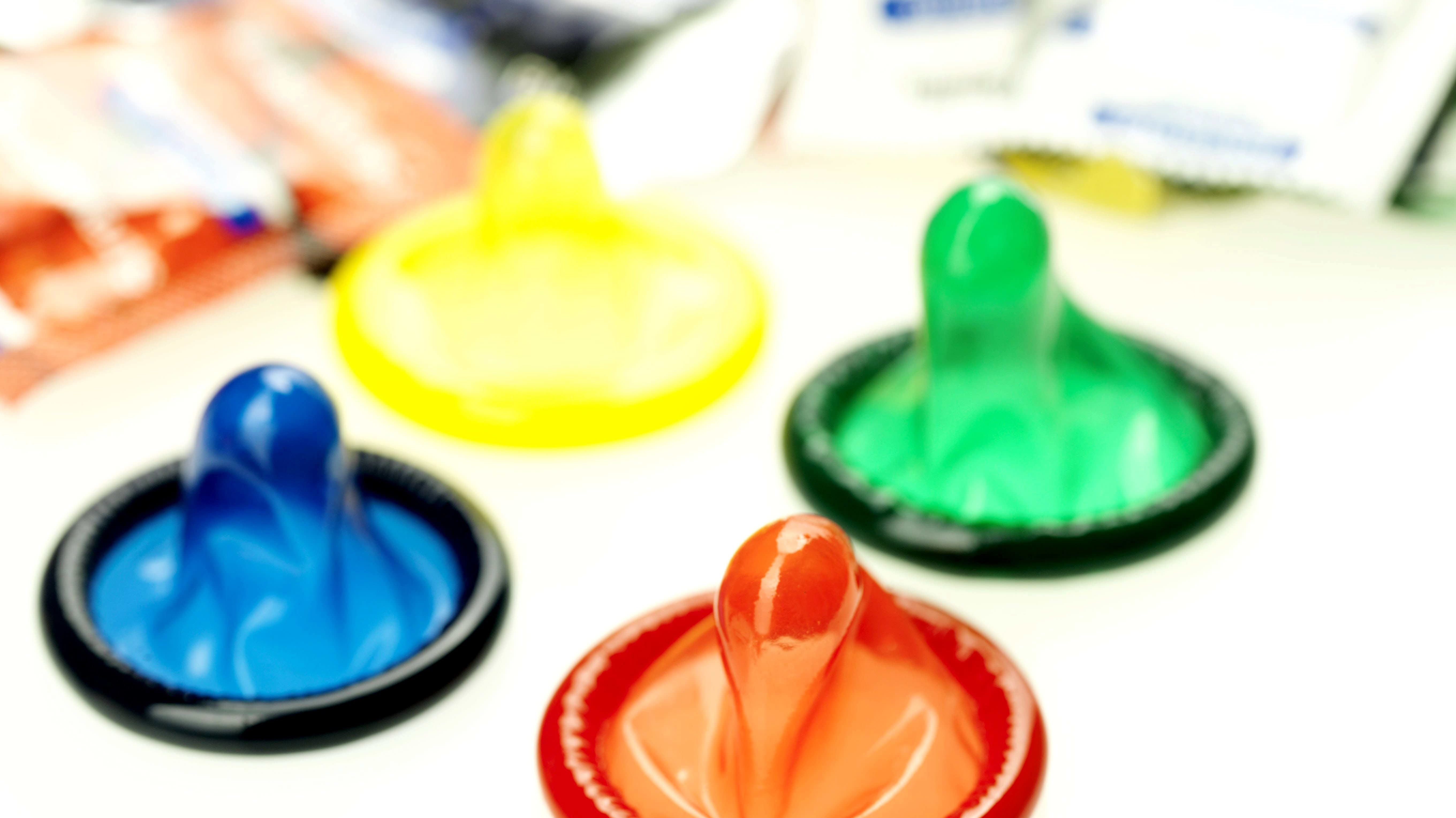 Neljä värillistä kondomia.