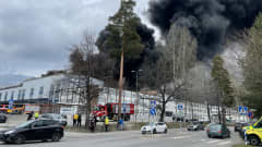 Kuvassa Valmetin tehdas, jonka katolta nousee sankka musta savu.  