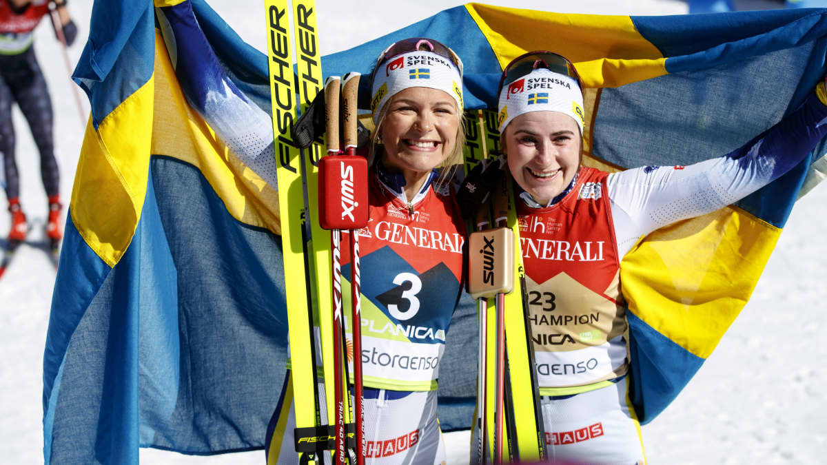 Frida Karlsson ja Ebba Andersson naisten 30 kilometrin kisan jälkeen.