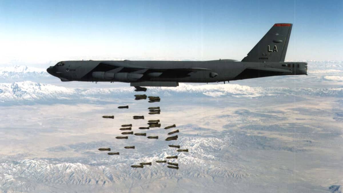 Yhdysvaltain asevoimat B-52 pommikone pudottaa pommeja Afganistaniin.