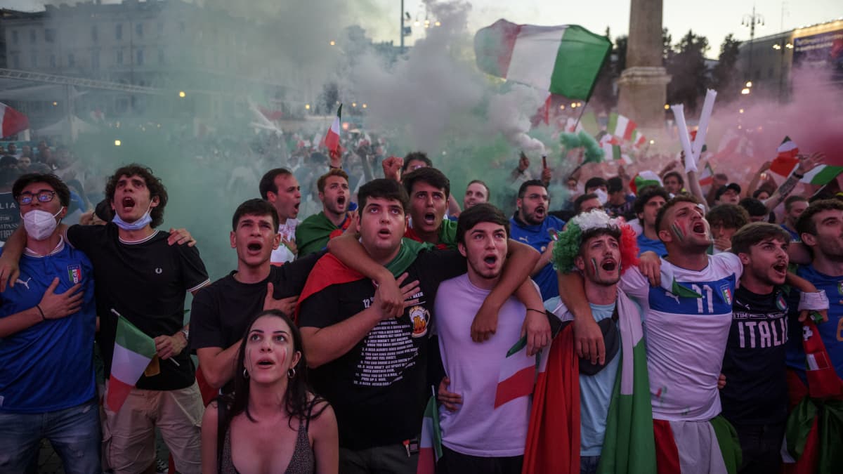 Italian fanit Roomassa Espanjaa vastaan pelatun EM-välierän aikana