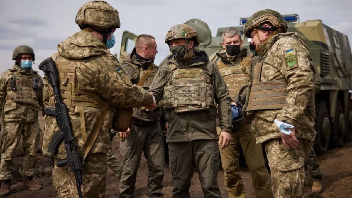 Kypärään ja luotiliiviin pukeutunut Ukrainan presidentti Volodymyr Zelenskyi tervehti sotilaita rintamalinjalla.