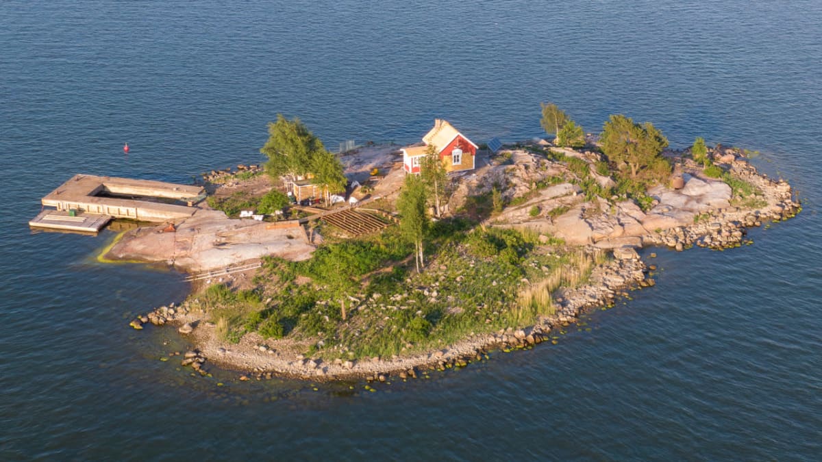 Ilmakuvassa Katajanokanluoto, luotsintupa ja laituri. 