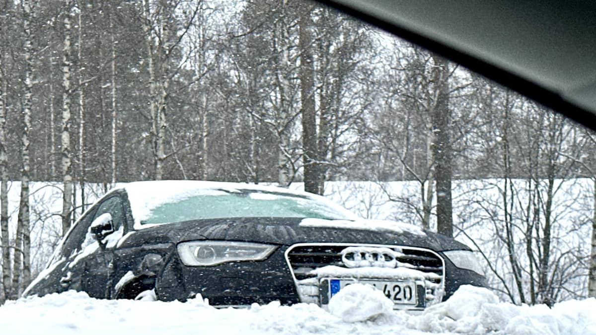 Audi-auto lumipenkassa. 
