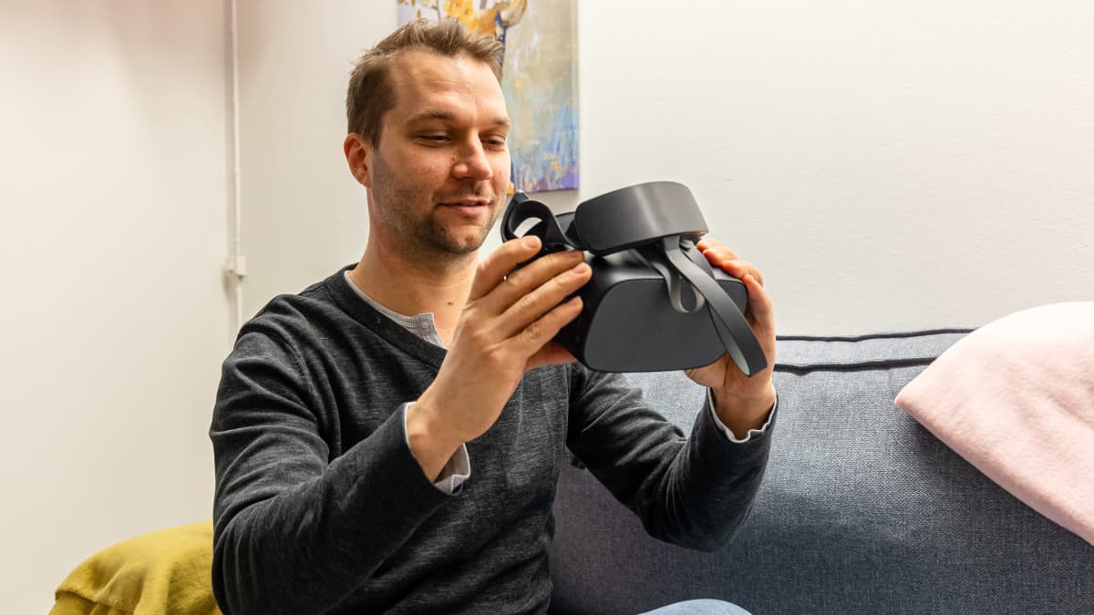 Avosyli-konsernin koulutusjohtaja Jukka Sihlman pitää käsissään virtuaalitodellisuuslaseja.