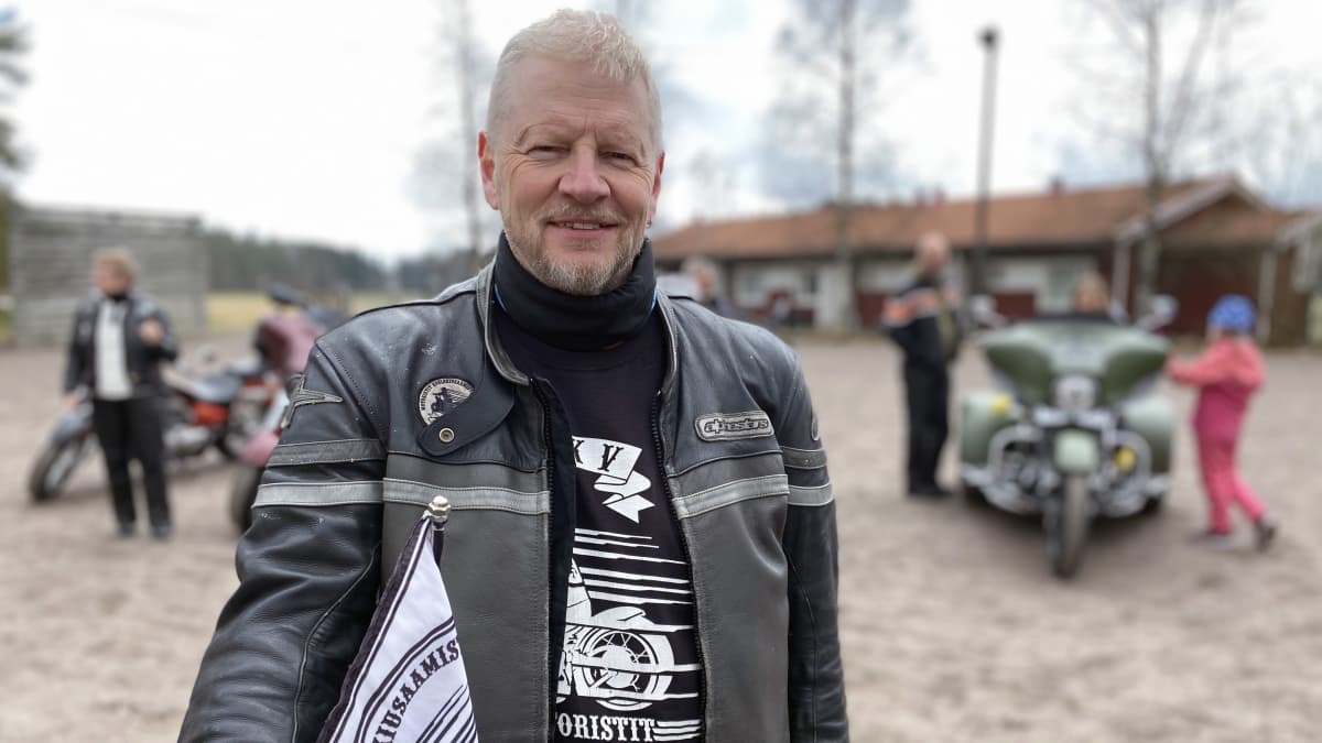 Motoristit koulukiusaamista vastaan yhdistyksen tiedottaja Marko Saarinen Orimattilan Luhtikylän koulun pihalla.