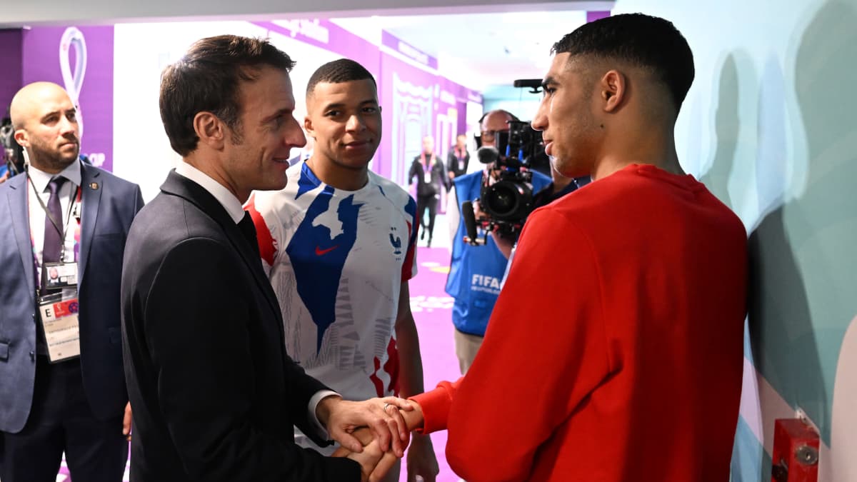 Ranskan presidentti Emmanuel Macron keskusteli Kylian Mbappen ja Achraf Hakimin kanssa MM-välierän jälkeen.