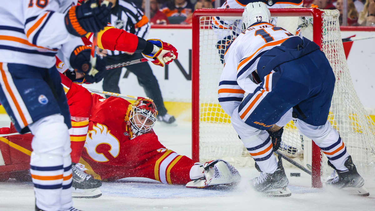 Edmonton Oilersin Jesse Puljujärvi tekee maalin Calgary Flamesia vastaan.
