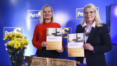  Perussuomalaisten puheenjohtaja Riikka Purra ja varapuheenjohtaja Leena Meri puolueen tilaisuudessa puoluetoimistolla Helsingissä 10. lokakuuta 2022.