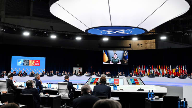 Ukrainan presidentti Volodymyr Zelenskyi puhuu etäyhteydellä Naton huippukokouksessa.