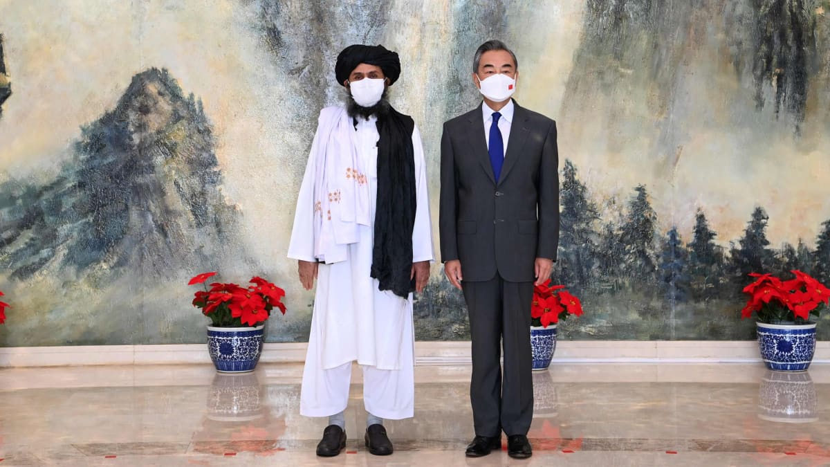 Talebanin edustaja Mullah Abdul Ghani Baradar tapaamassa Kiinan ulkoministeriä Wang Yitä.