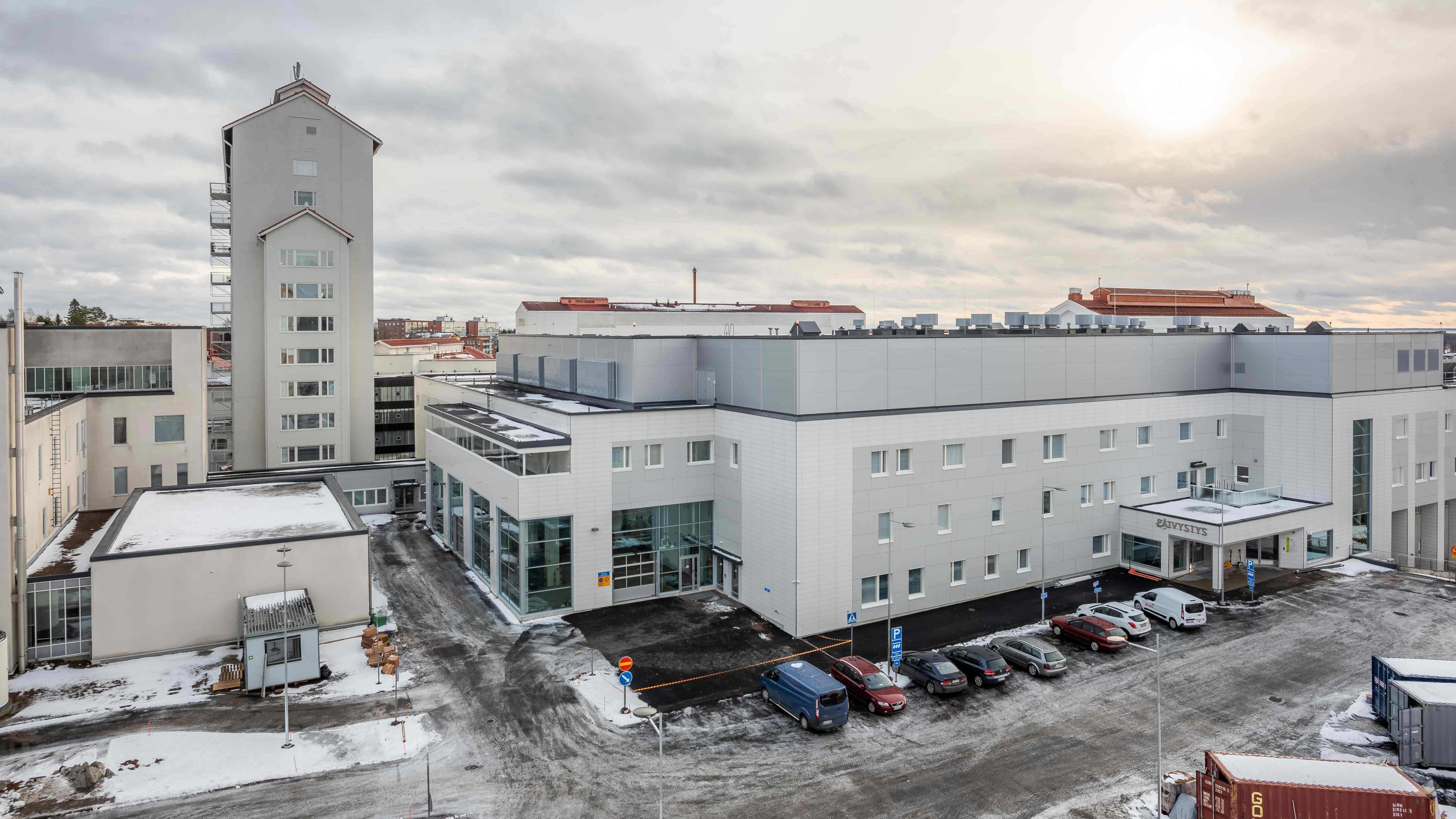 Pohjois-Karjalan keskussairaalan uusin laajennus on valmistunut vanhan päärakennuksen yhteyteen.