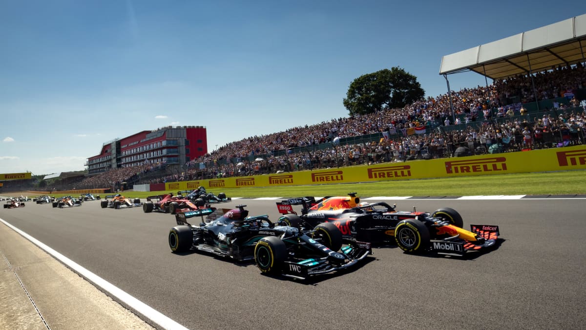 Lewis Hamilton ja Max Verstappen rinnakkain Britannian gp:n alkuvaiheilla.