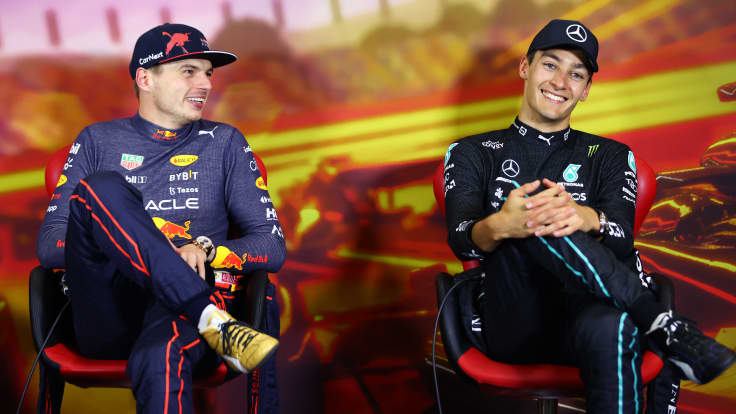 Max Verstappen ja George Russell naureskelevat Barcelonan F1-kisan lehdistötilaisuudessa.