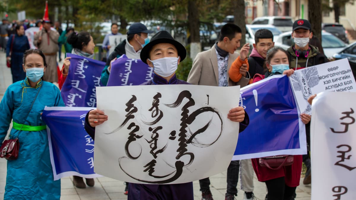 Mielenosoittajat protestoivat Kiinan kielipolitiikkaa Sisä-Mongoliassa Sukhbaatarin aukiolla Mongolian pääkaupungissa Ulaanbatarissa 15. syyskuuta 2020.