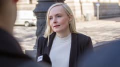 Sisäministeri Maria Ohisalo säätytalon rappusilla ennen hallituksen kokousta 19.5.2020.