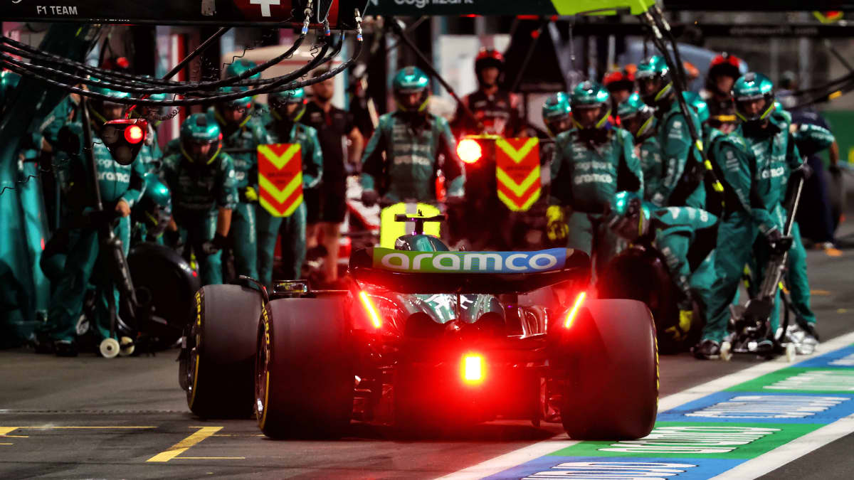 Fernando Alonso tekee varikkopysähdyksen.