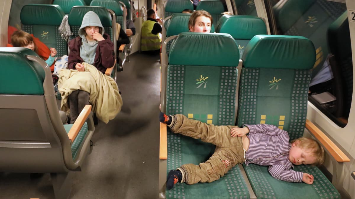 Nukkuva lapsi junassa.