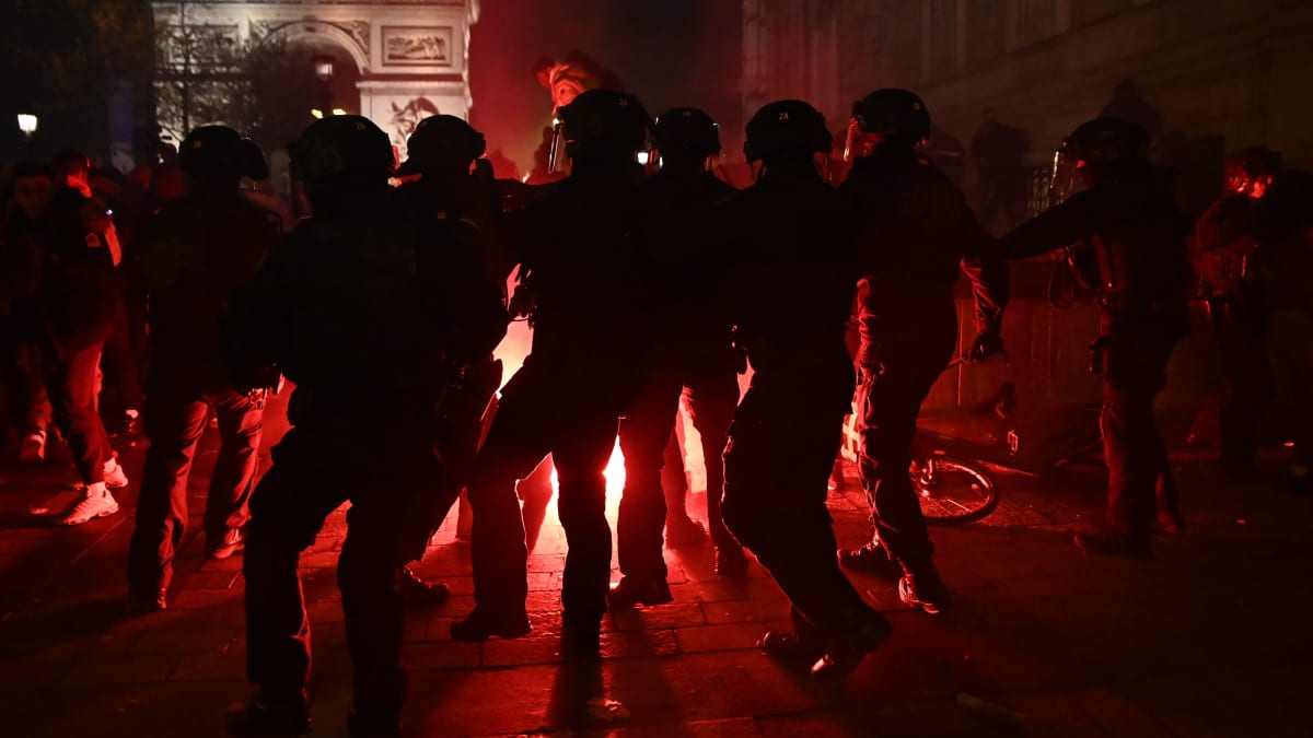 Poliisi puuttuu ranskalaisfanien toimintaan.