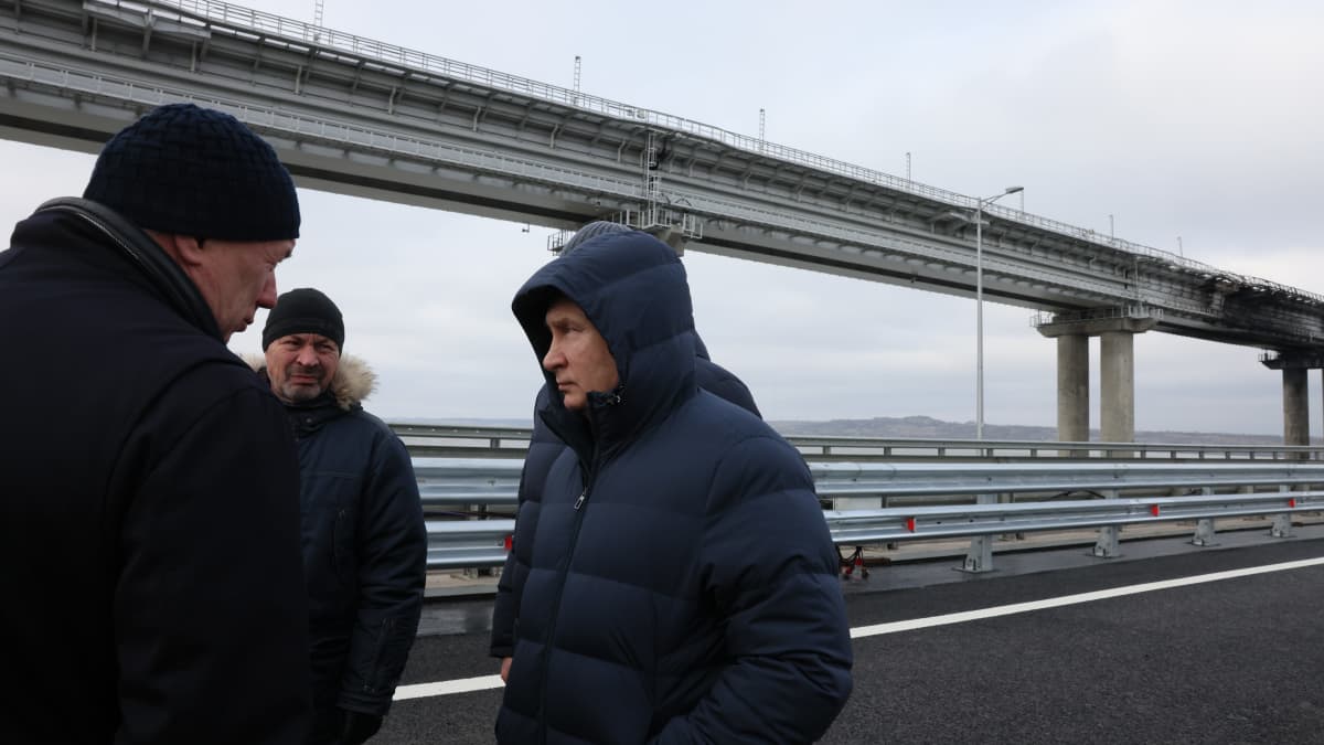 Vladimir Putin toppatakissa Kerchin sillalla.