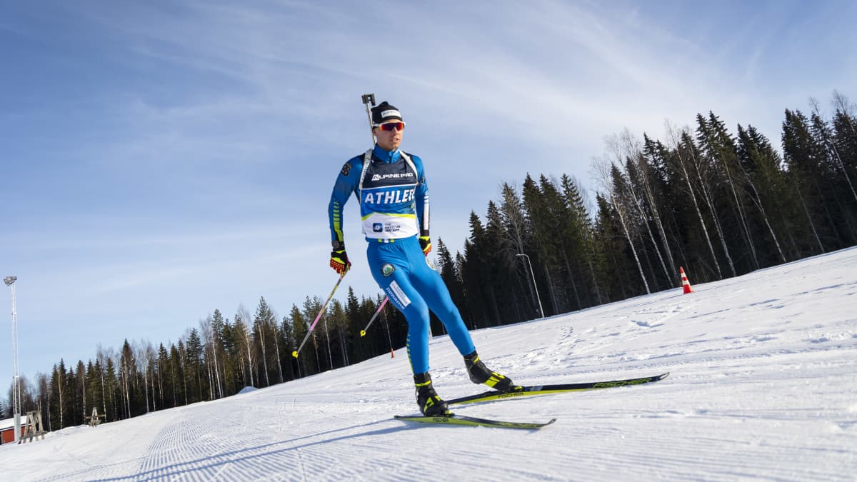 Ampumahiihtäkä Arttu Heikkinen harjoittelemassa Heinjoen ampumaradalla Kuopiossa.