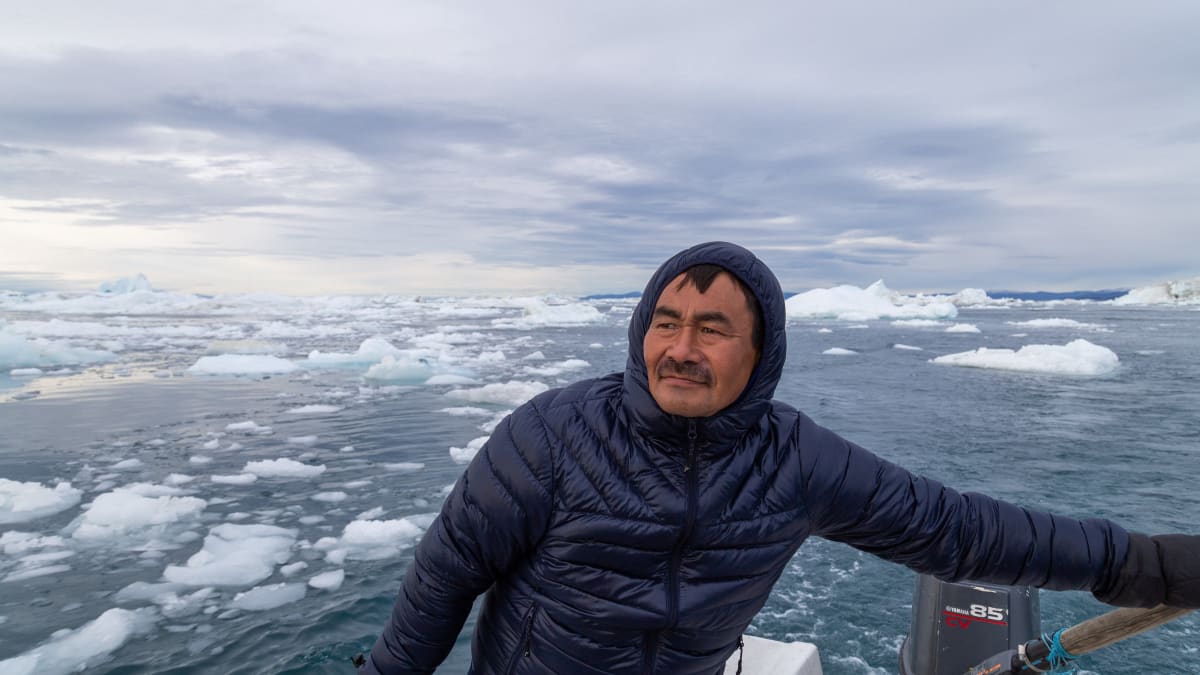Kalastaja Jens Peter Olsvig kalastaa Grönlannin Ilulissatissa