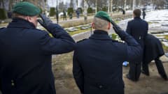 Puolustusvoimain henkilökunta kunnioittaa Vilho Ronkaisen muistoa hautaan laskun yhteydessä