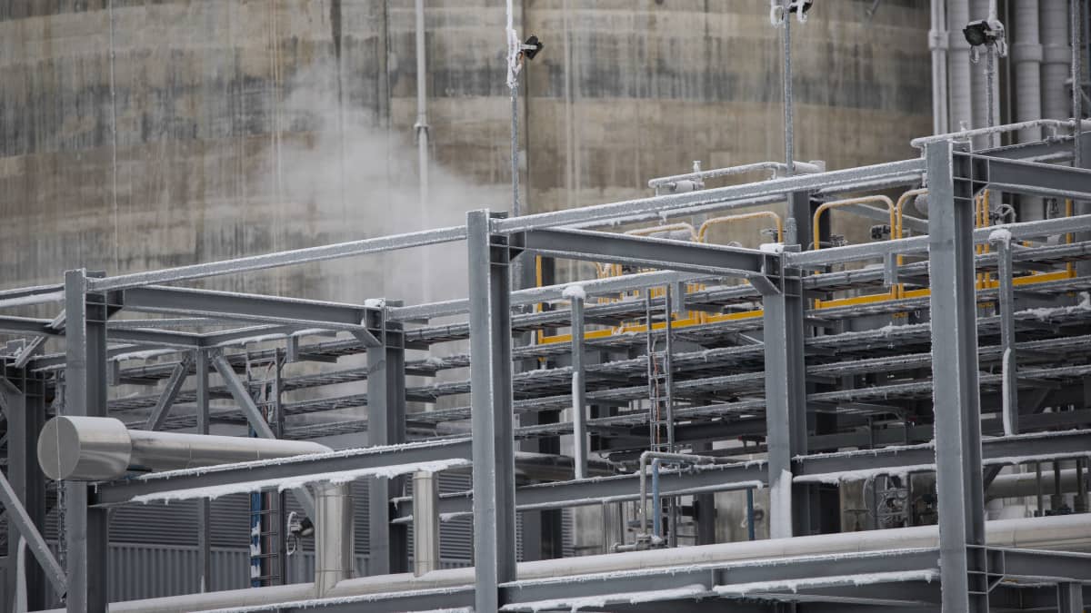 Haminan LNG-terminaalin putkistoja.