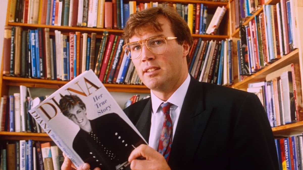 Andrew Morton kädessään Diana-kirja.