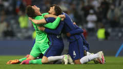 Chelsean pelaajat juhlivat polvillaan voittoa.