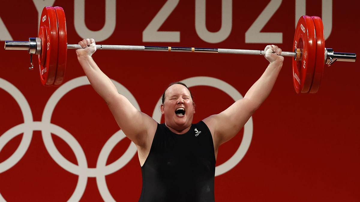 Laurel Hubbard lyfter tyngd under OS 2020.