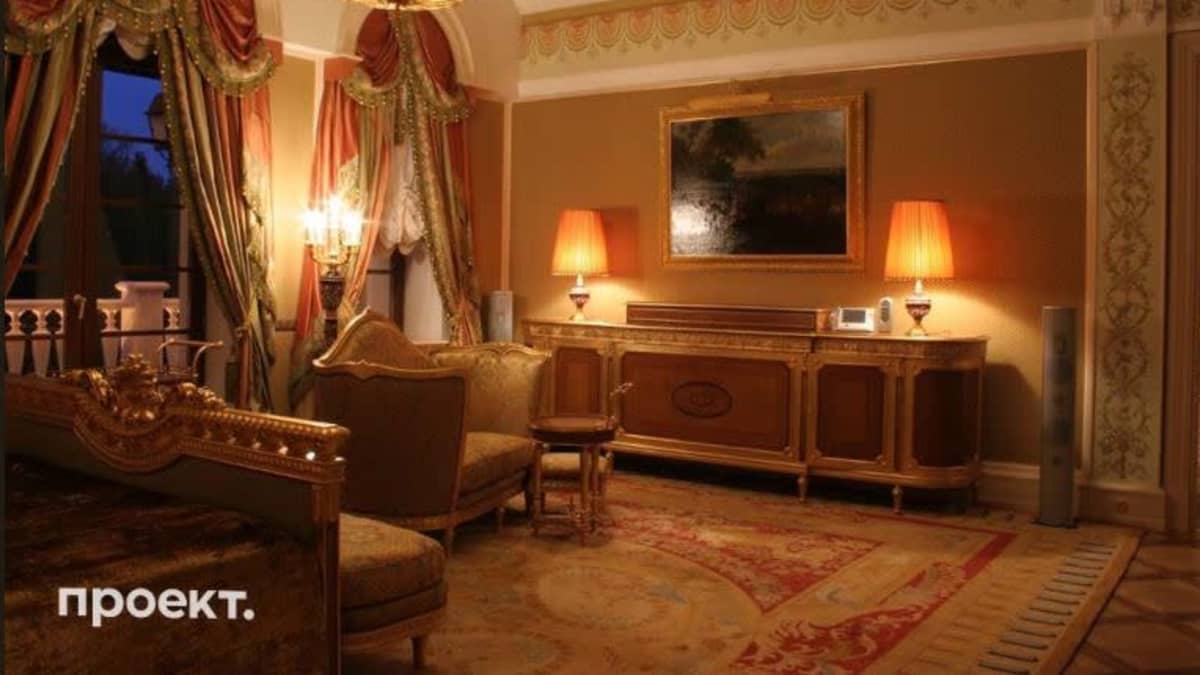 Putinin makuuhuone, jossa on käytetty kultaa, marmoria ja samettia. Huone on sisustettu rokoko-tyylisillä huonekaluilla.