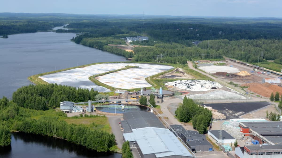 Stora Enson Varkauden tehdasalue, kuvattuna korkealta lämpölaitoksen piipusta.