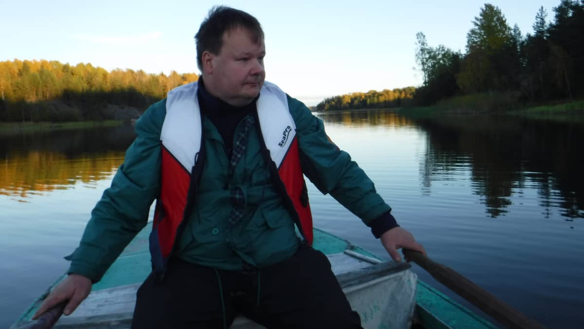 Helsinkiläinen Tomi Rapo Laatokalla soutuveneessä mökillään Venäjän Karjalan Lumivaarassa. 