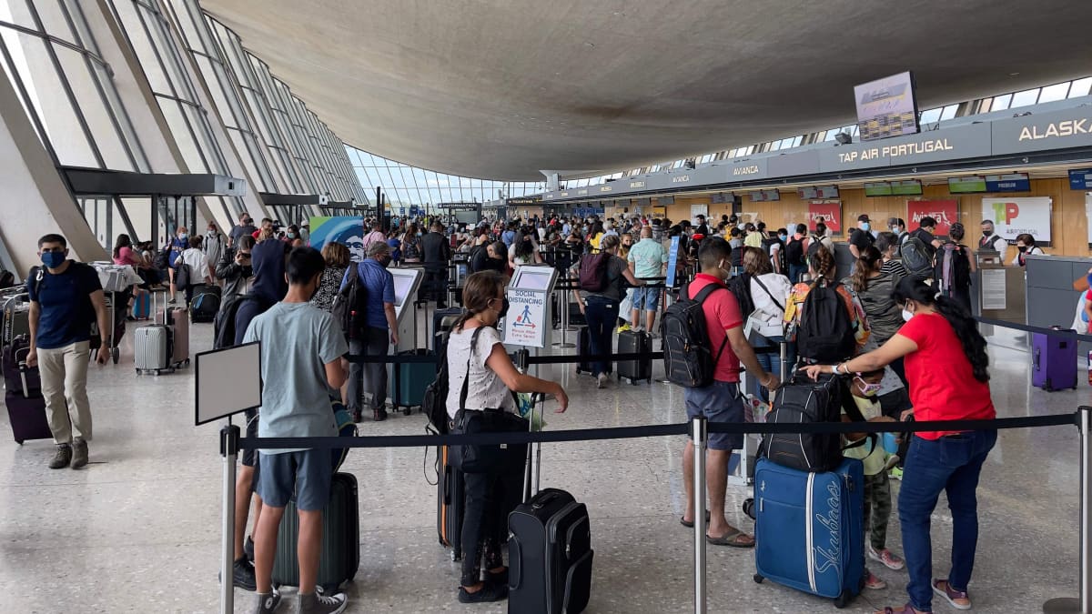 Runsaasti matkustajia Dulles Washington International Airportin tiloissa 14. elokuuta 2021. 