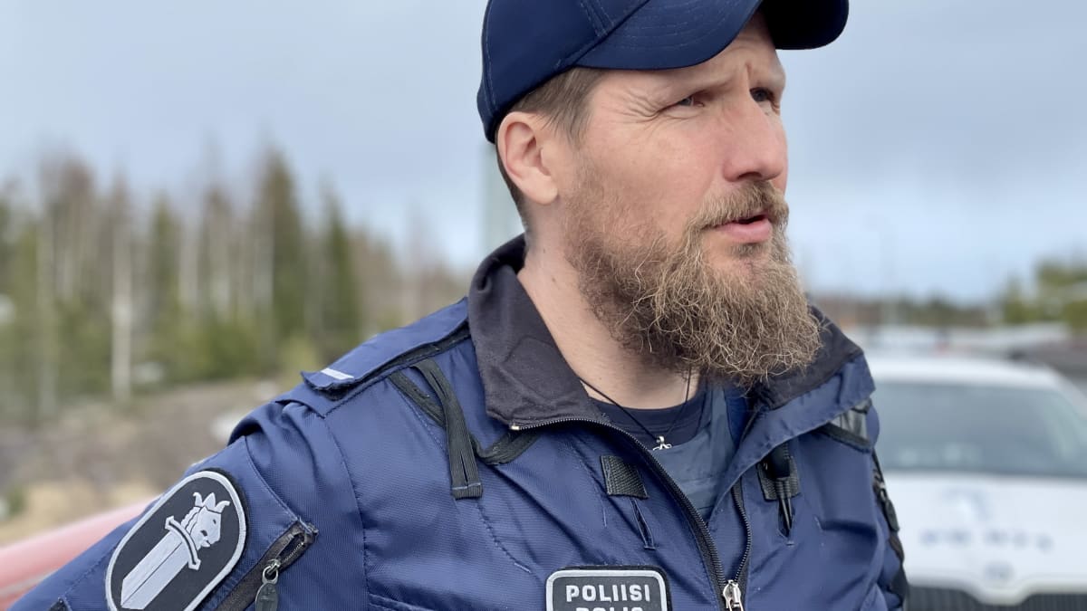 Lähikuva poliisista.