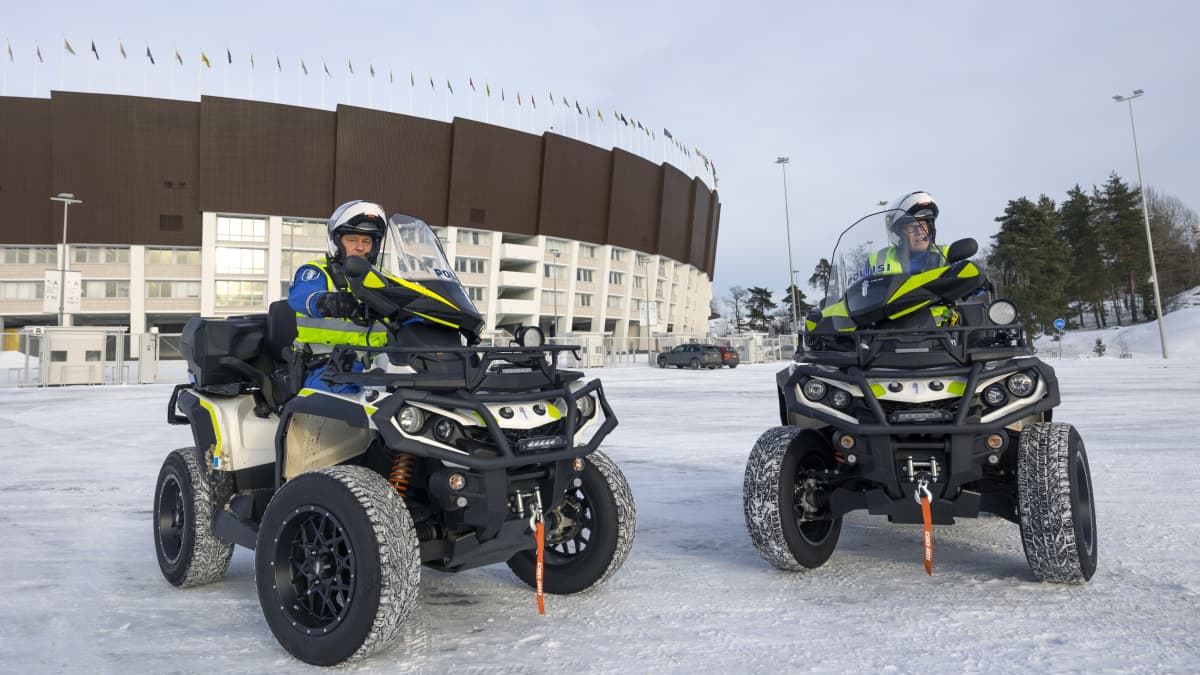 Helsingin poliisi liikkuu ketterästi mönkijöillä kaupungissa