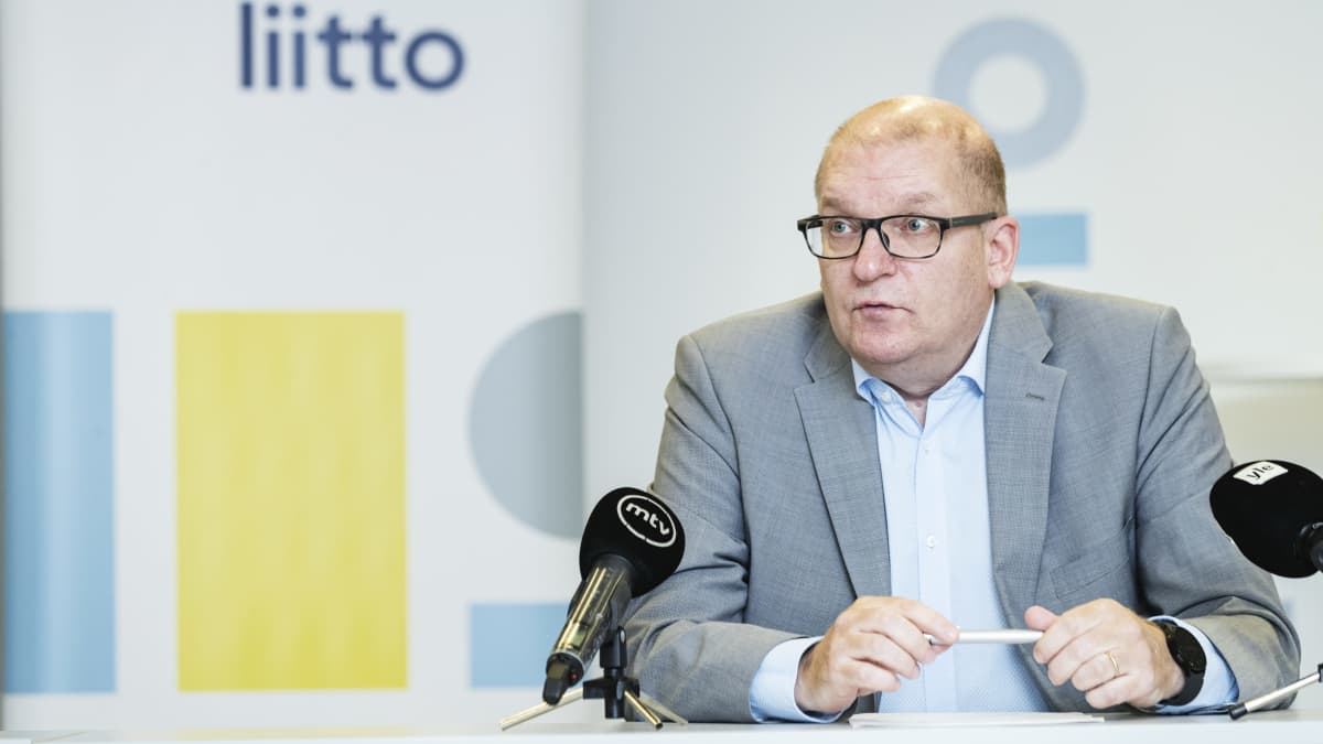  Teollisuusliiton puheenjohtaja Riku Aalto kertoi ajankohtaisesta työmarkkinatilanteesta ja tavoitteista hallituksen budjettiriiheen Teollisuusliiton mediainfossa Helsingissä 10. elokuuta 2022.