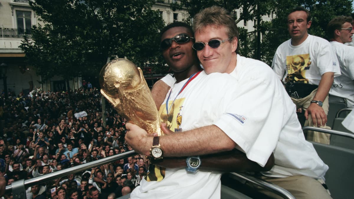Marcel Desailly ja Didier Deschamps juhlivat MM-kultaa 1998 paraatissa Champs-Elysees'llä.