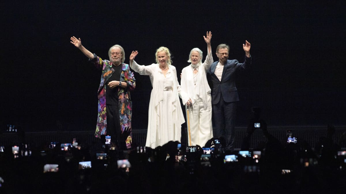 Abba tervehtimässä yleisöä Voyage-konsertin lopuklsi.