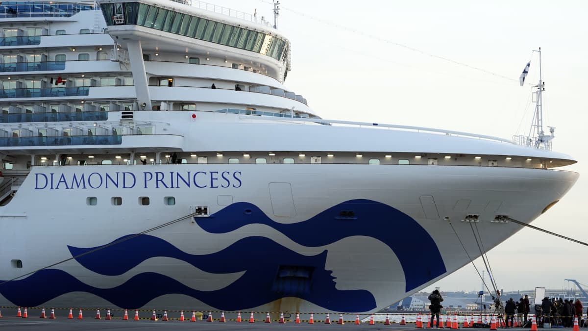 Toimittajia Diamond Princess-aluksen vieressä Jokohamassa