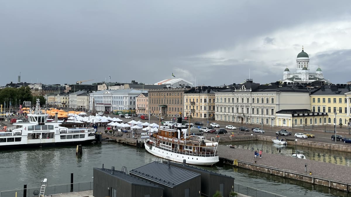 Kauppatorin edusta Uspenskin katedraalin suunnalta katsottuna. Kuvassa pari laivaa laiturissa ja taustalla Helsingin Tuomiokirkko.