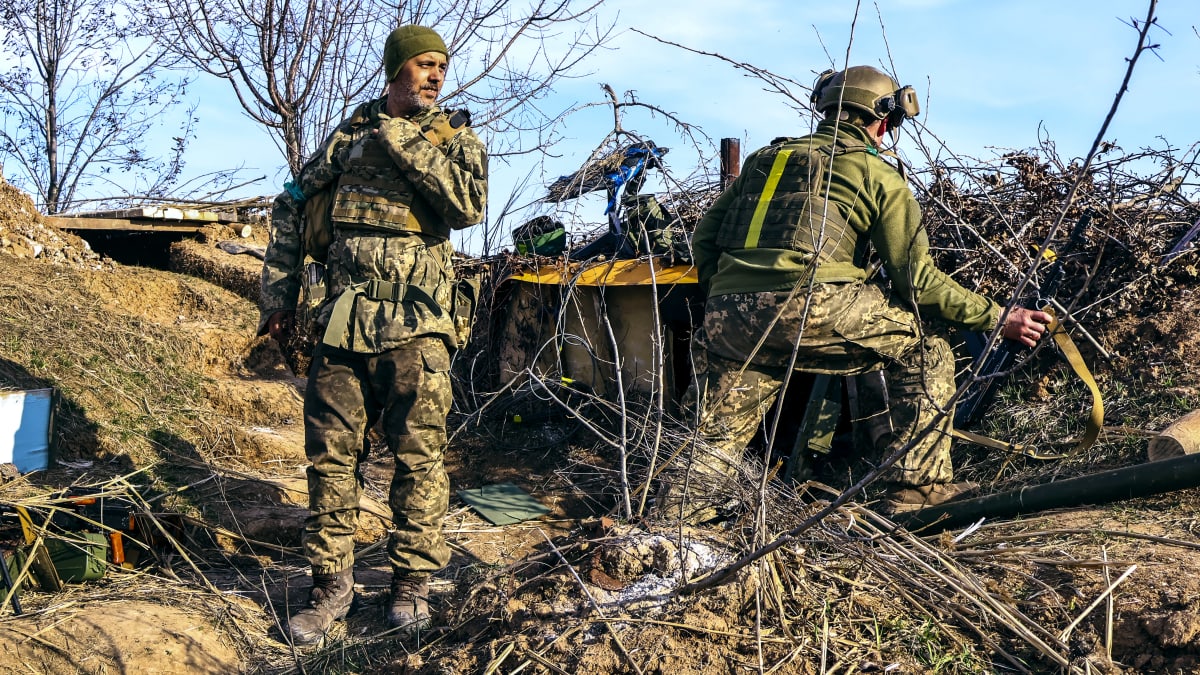 Ukrainalaissotilaita lähellä Bahmutin kaupunkia, missä taistelut ovat jatkuneet jo kuukausia.
